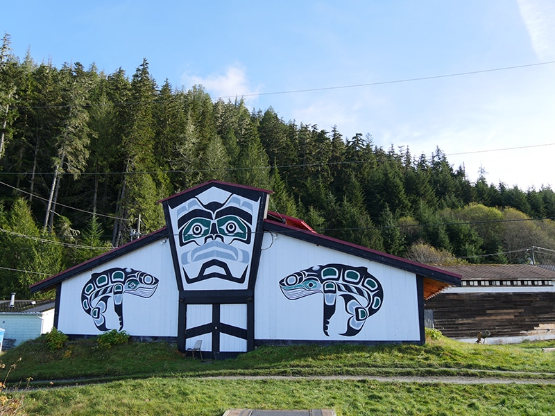 A building at the Kwikwasut’inuxw Haxwa’mis First Nation main village at Gwa’yas’dums (Gilford Island).